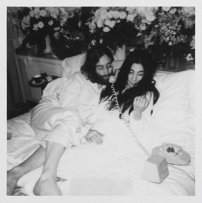 Vida Press nuotr./Johnas Lennonas ir Yoko Ono