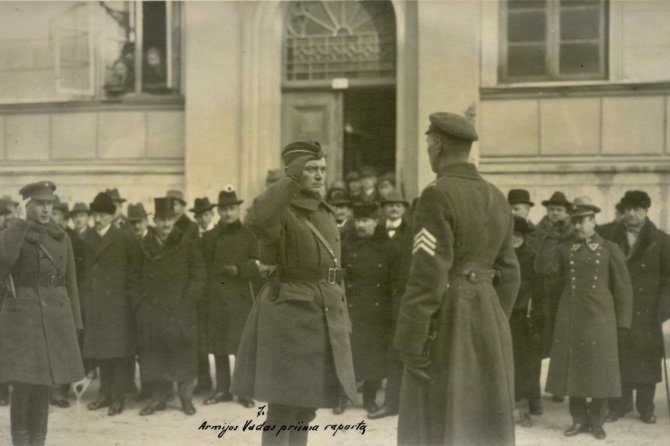 Mažosios Lietuvos istorijos muziejaus nuotr./J.Budrys priima raportą prie sukilėlių užimtos Prancūzijos prefektūros, 1923 m.