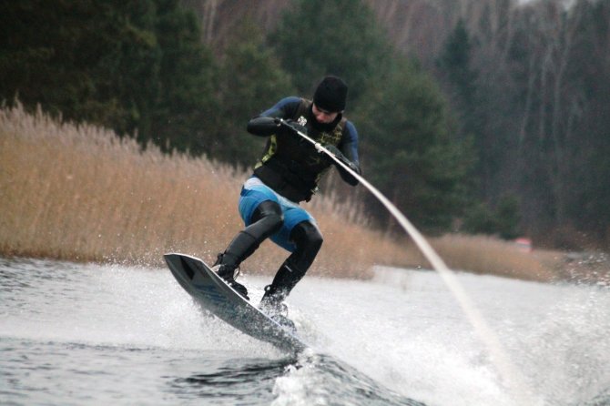 Tomo Markelevičiaus nuotr./Kalėdinis slidinėjimas ant vandens
