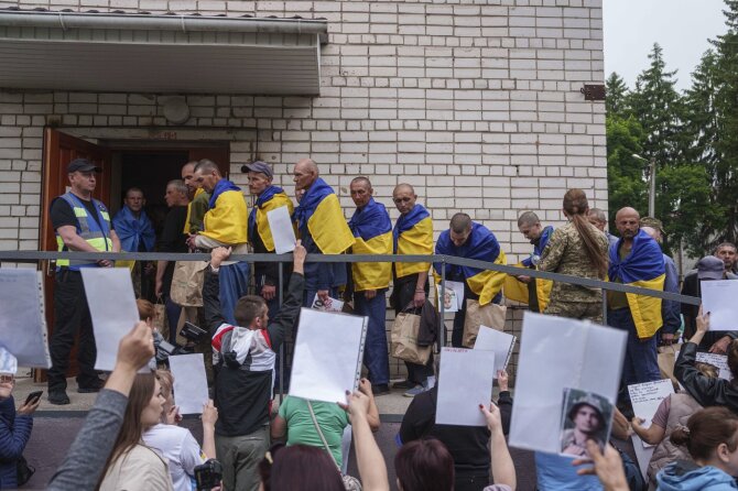 „Scanpix“/AP nuotr./Išlaisvinti ukrainiečiai karo belaisviai