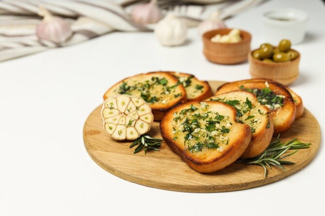Shutterstock nuotr./Skrebučiai su meškinio česnako sviestu
