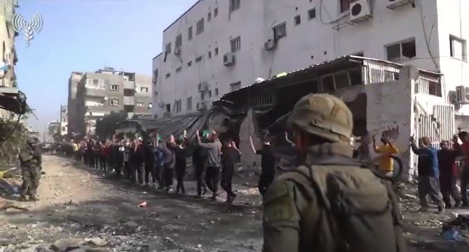 IDF/Izraelio operacija ligoninėje: 70 vyrų iškeltomis rankomis