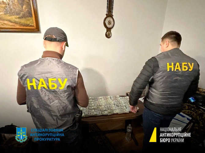 AFP/„Scanpix“ nuotr./Ukrainos nacionalinės korupcijos prevencijos agentūros pareigūnai atlieka kratą.