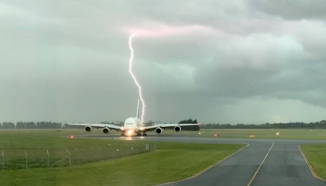 „Reuters“/„Scanpix“ nuotr./Žaibas, trenkiantis prie lėktuvo