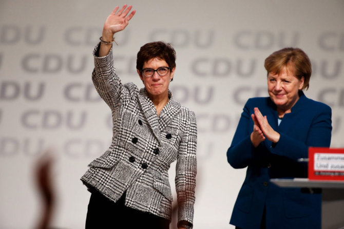 AFP/„Scanpix“ nuotr./Annegret Kramp-Karrenbauer ir Angela Merkel