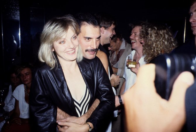 Vida Press nuotr./Freddie Mercury ir Mary Austin (1985 m.)