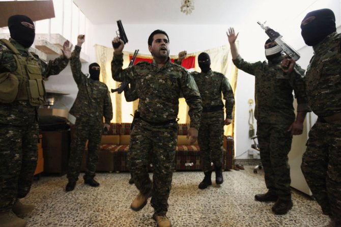 „Reuters“/„Scanpix“ nuotr./Džiugiai nusiteikę islamistai iš Irako vyksta į Siriją