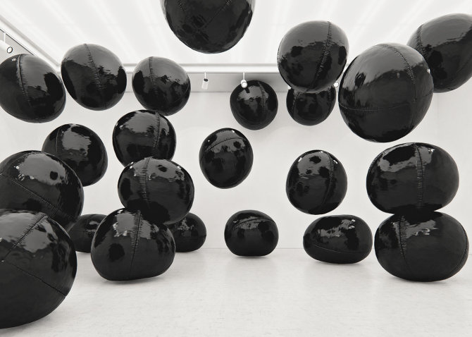 Organizatorių nuotr./Tadao Cern - Black balloons