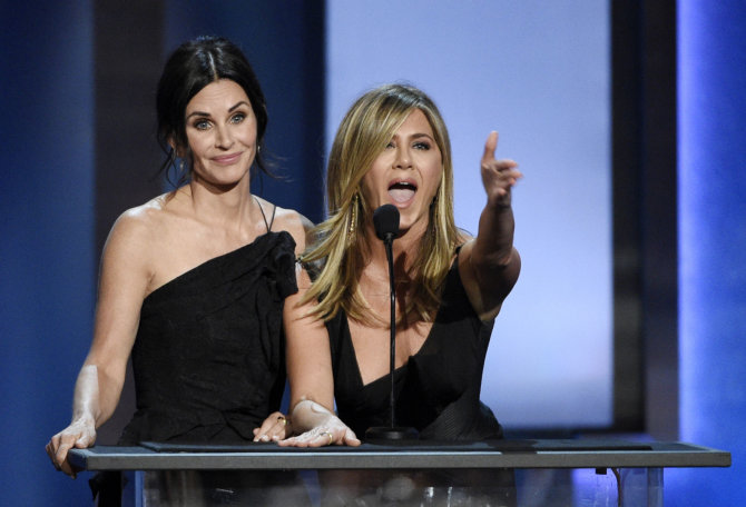 „Scanpix“/AP nuotr./Courteney Cox ir Jennifer Aniston per George'o Clooney pagerbimo ceremoniją