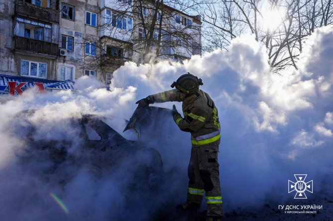 Ukrainos valstybinės nepaprastųjų situacijų tarnybos nuotr./Po Rusijos atakos Chersone – sudegęs automobilis ir du negyvi žmonės