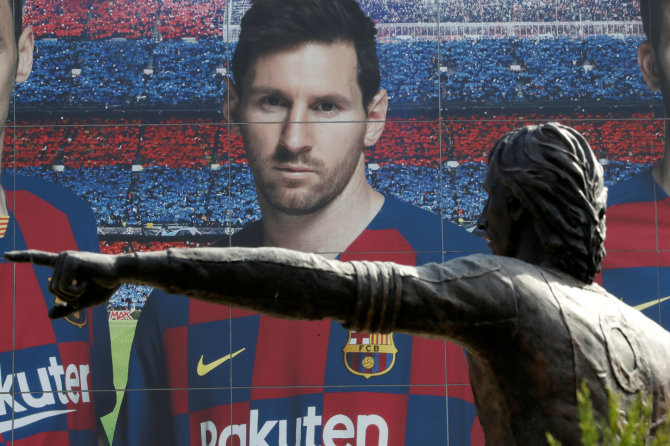 „Scanpix“ nuotr./Lionelis Messi atvaizdas prie Johano Cruiffo stadiono Barselonoje.