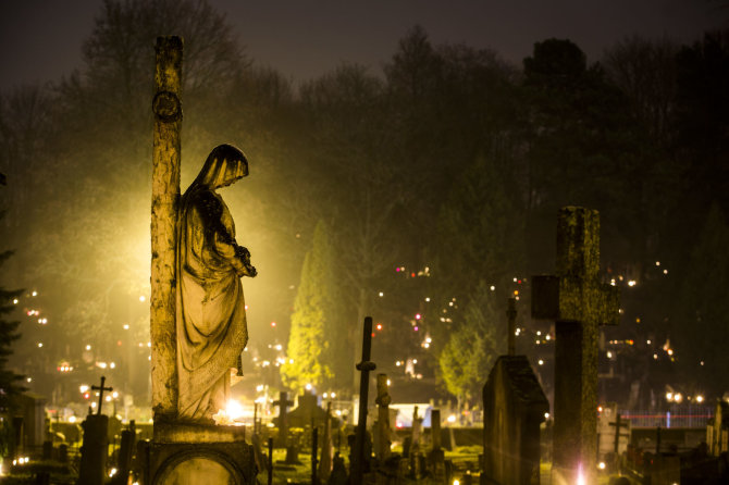 Irmanto Gelūno / BNS nuotr./Rasų kapinėse Vėlinių žvakių šviesa traukia smalsuolius