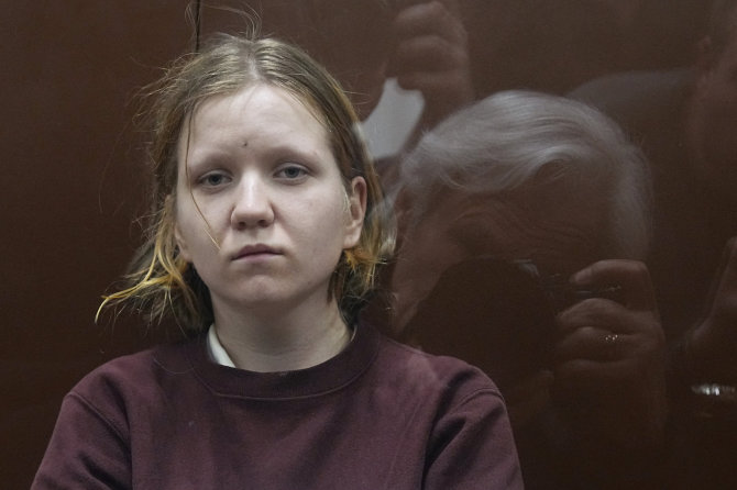 „Scanpix“/AP nuotr./Darja Trepova atvesta į teismą Maskvoje