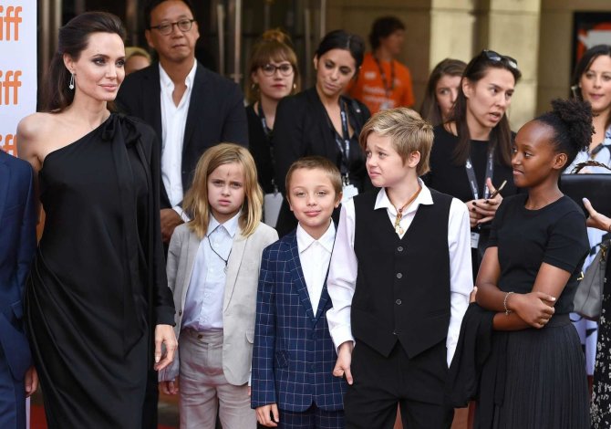 „Scanpix“/„Sipa USA“ nuotr./Angelina Jolie su vaikais (iš kairės) Vivienne, Knoxu, Shiloh ir Zahara