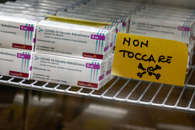 „Reuters“/„Scanpix“ nuotr./„AstraZeneca“ vakcinos dozės Italijoje