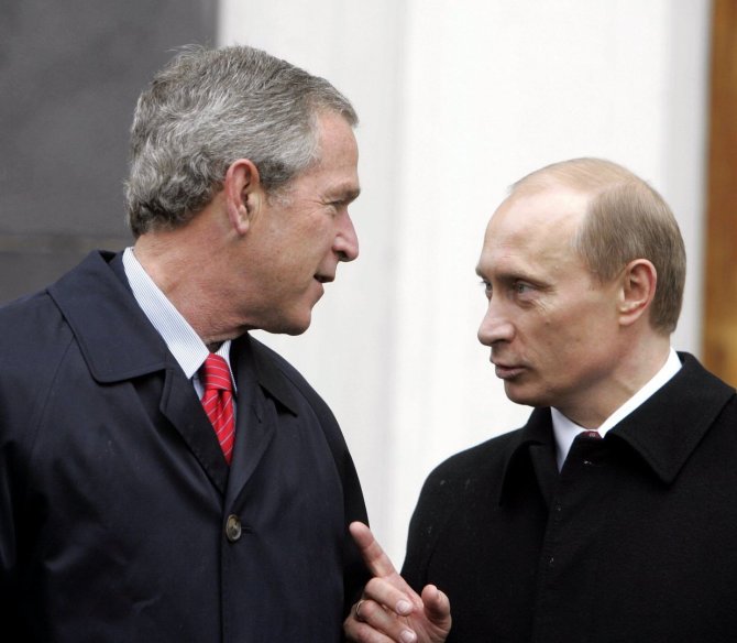 „Scanpix“ nuotr./George'as W. Bushas ir Vladimiras Putinas