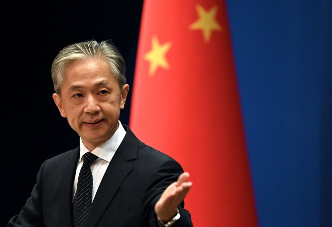 „AFP“/„Scanpix“/Kinijos užsienio reikalų ministerijos atstovas Wang Wenbinas
