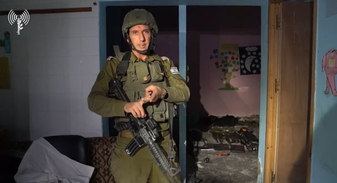 IDF/Izraelio kariuomenės atstovas spaudai Danielis Hagari rodo atrastą „Hamas“ vadavietę