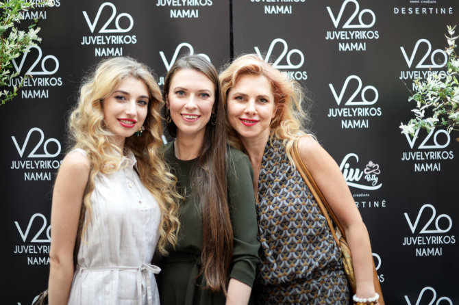 v2o nuotr./Viktorija Orkinė (centre)