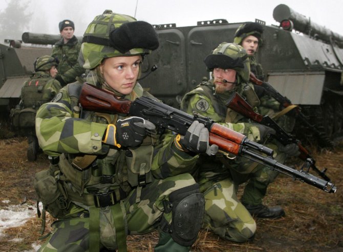AFP/„Scanpix“ nuotr./Švedijos kariuomenėje tarnaujanti moteris