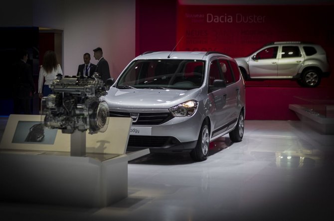 Irmanto Gelūno/15min.lt nuotr./„Dacia“ naujovės Ženevos automobilių parodoje