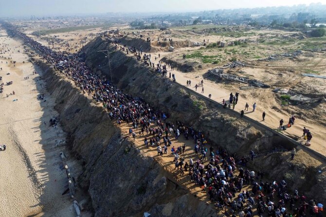 AFP/„Scanpix“ nuotr./Palestiniečiai grįžta į namus nuniokotoje šiaurinėje Gazoje