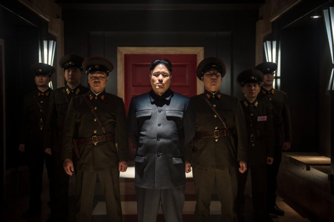 Kadras iš filmo/Šiaurės Korėjos diktatorių Kim Jong-Uną filme „Interviu“ vaidina Randallas Parkas