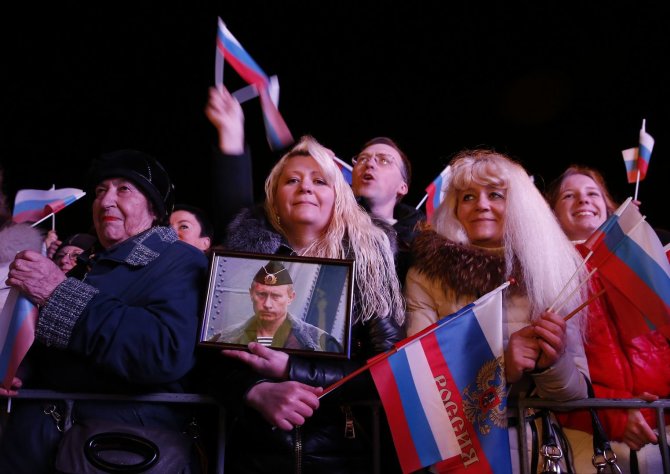 „Reuters“/„Scanpix“ nuotr./Kryme rusai džiaugiasi neteisėto referendumo išankstiniais rezultatais