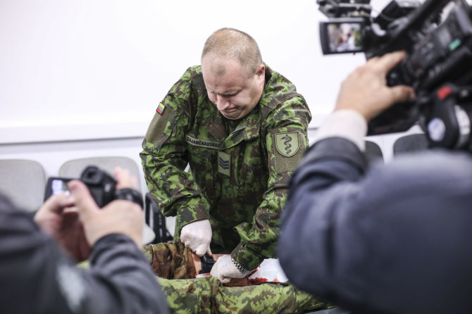 Ievos Budzeikaites nuotr./Karo medicinos tarnybos specialistai atliko eksperimentą – bandė sulaužyti  kariuomenės naudojamus turniketus