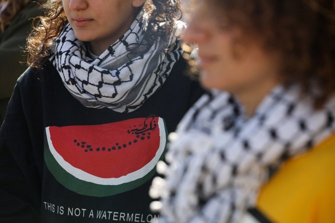 „Reuters“/„Scanpix“ nuotr./Palestiniečių rėmėjos su arbūzo atvaizdu