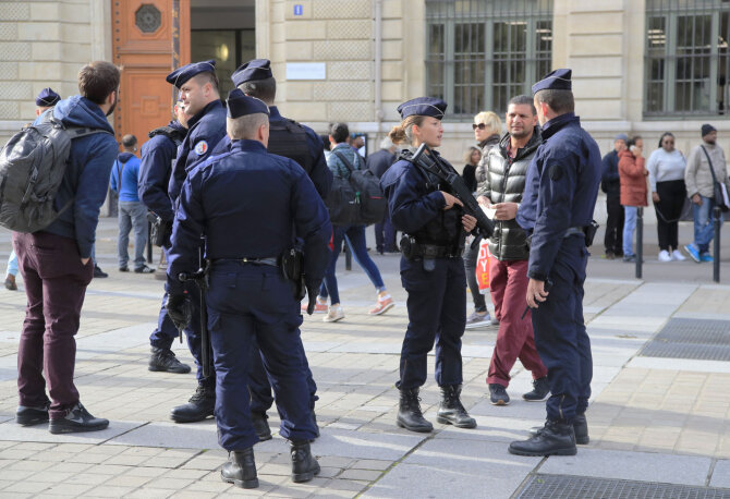 „Scanpix“/AP nuotr./Paryžiaus policininkai