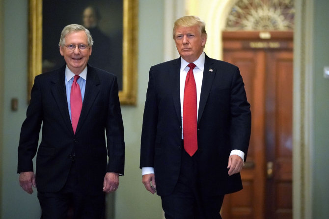 AFP/„Scanpix“ nuotr./Mitchas McConnellas ir Donaldas Trumpas