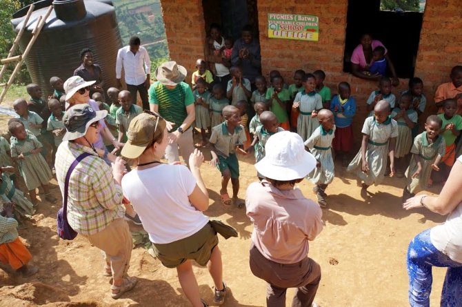 Kelionių organizatoriaus „GRŪDA“ nuotr./Kaimo mokyklos vaikai „GRŪDOS“ keliautojus pasitinka su šokiais ir dainomis, Uganda