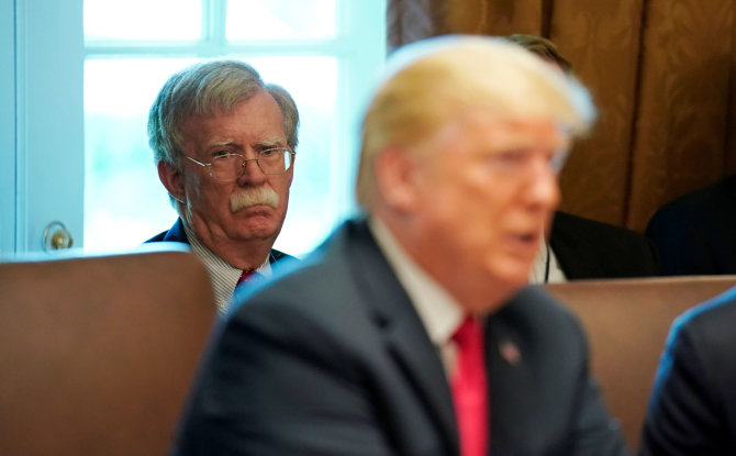 „Reuters“/„Scanpix“ nuotr./Johnas Boltonas ir Donaldas Trumpas