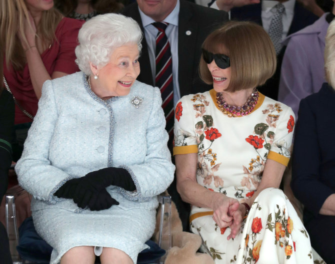 „Reuters“/„Scanpix“ nuotr./Karalienė Elizabeth II ir Anna Wintour