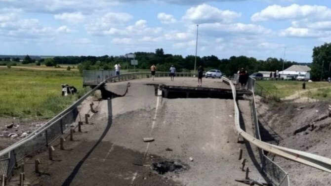 Kadras iš vaizdo įrašo/Sunaikintas tiltas Belgorodo srityje