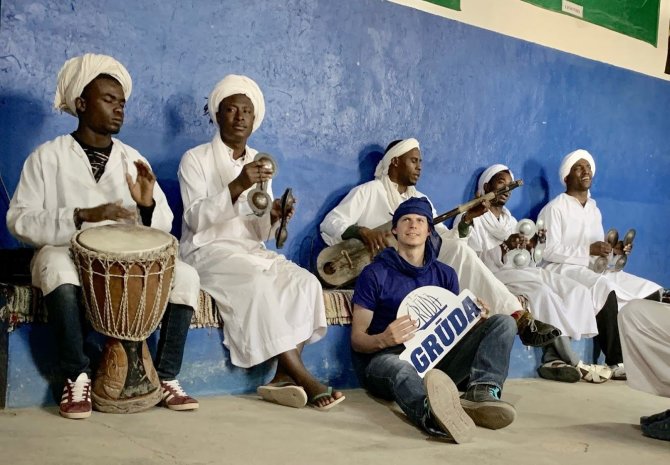 Kelionių organizatoriaus „GRŪDA“ nuotr./Grupė klausosi transinės gnaoua muzikos atlikėjų iš Khamliya kaimo, Marokas