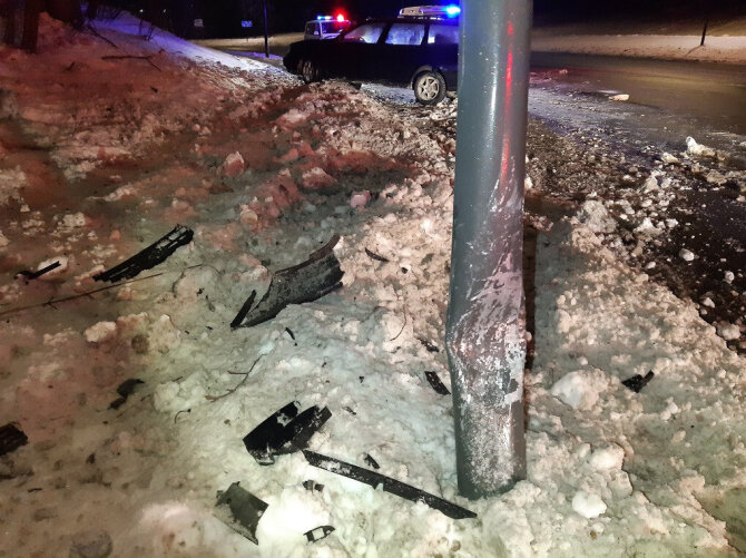 Kauno apskrities policijos nuotr./Kauno Šiaurės prospekte „VW Passat“ rėžėsi į stulpą