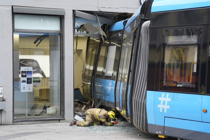 AFP/„Scanpix“ nuotr./Tramvajus įlėkė į „Apple“ parduotuvę Osle