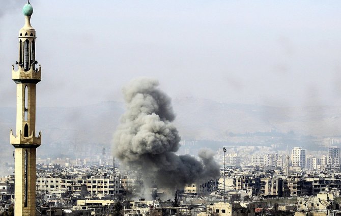 „Scanpix“/„Anadolu Ajansi“ nuotr./Raketų sprogimas Damaske