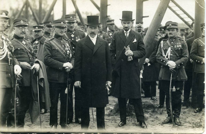 epaveldas.lt nuotr. /Prezidentas Antanas Smetona su karininkais 1929 m.