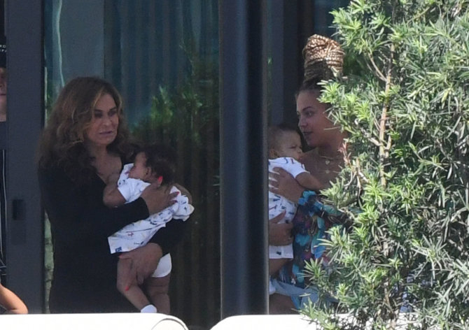 Scanpix/MEGA nuotr./Beyonce ir jos mama Tina Knowles su dvyniais Rumi ir Siru