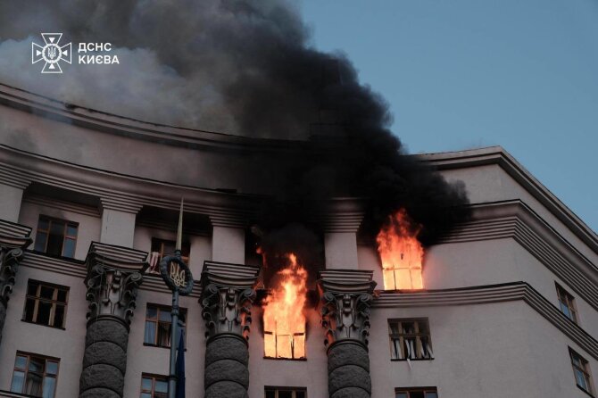 Valstybinė nepaprastųjų situacijų tarnyba/ „Telegram“/Ukrainos vyriausybės pastatas Kyjive