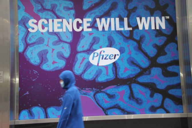 ZUMAPRESS.com/„Pfizer“ logotipas ir užrašas „Mokslas nugalės“