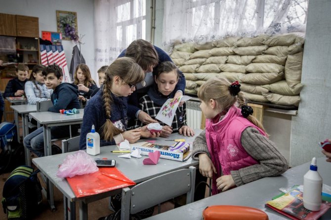 Vidmanto Balkūno / 15min nuotr./Mokykla Ukrainos kare – su smėlio maišais ant langų ir požemine slėptuve
