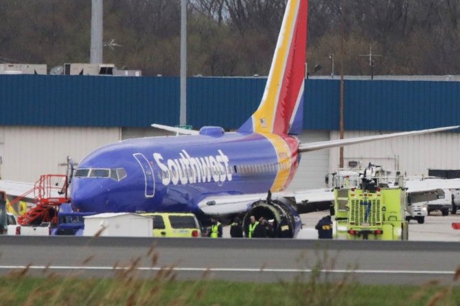 AFP/„Scanpix“ nuotr./Avariniu būdu nusileidęs bendrovės „Southwest Airlines“ lėktuvas