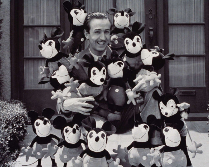 AFP/„Scanpix“ nuotr./Waltas Disney su peliuko Mikio lėlėmis