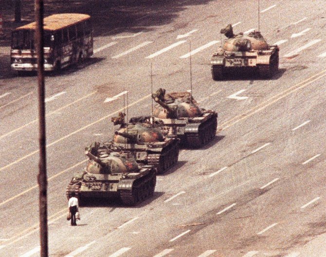 „Reuters“/„Scanpix“ nuotr./Pekine vyras užstojo kelią į Tiananmenio aikštę važiuojantiems tankams (1989 m. birželio 5 d.)