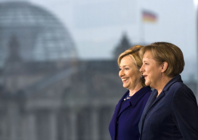 AFP/„Scanpix“ nuotr./Hillary Clinton ir Angela Merkel
