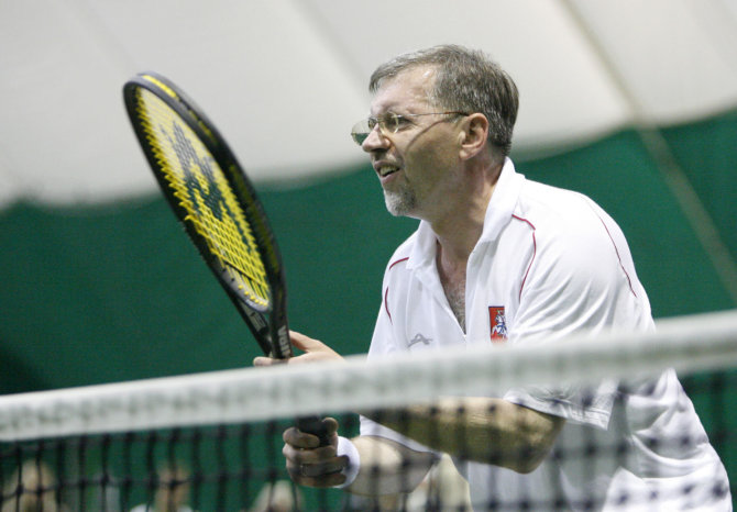„Scanpix“ nuotr./Gediminas Kirkilas žaidžia tenisą